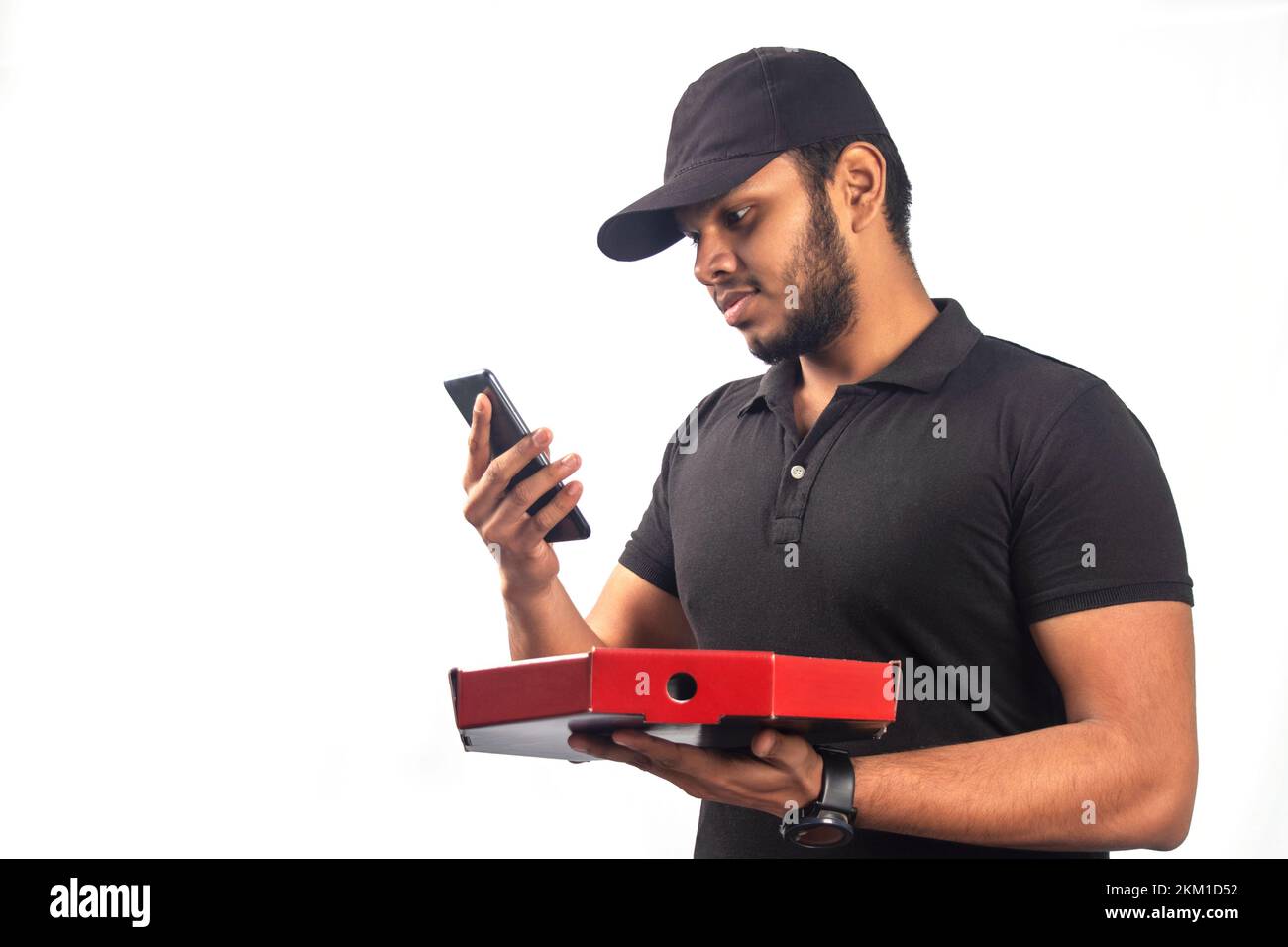 Fröhlichen Pizza Delivery Person, ein smart phone Stockfoto