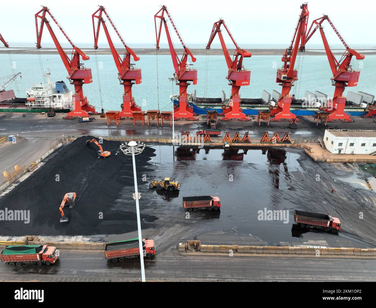 LIANYUNGANG, CHINA 26. NOVEMBER 2022 große Maschinen stapeln und