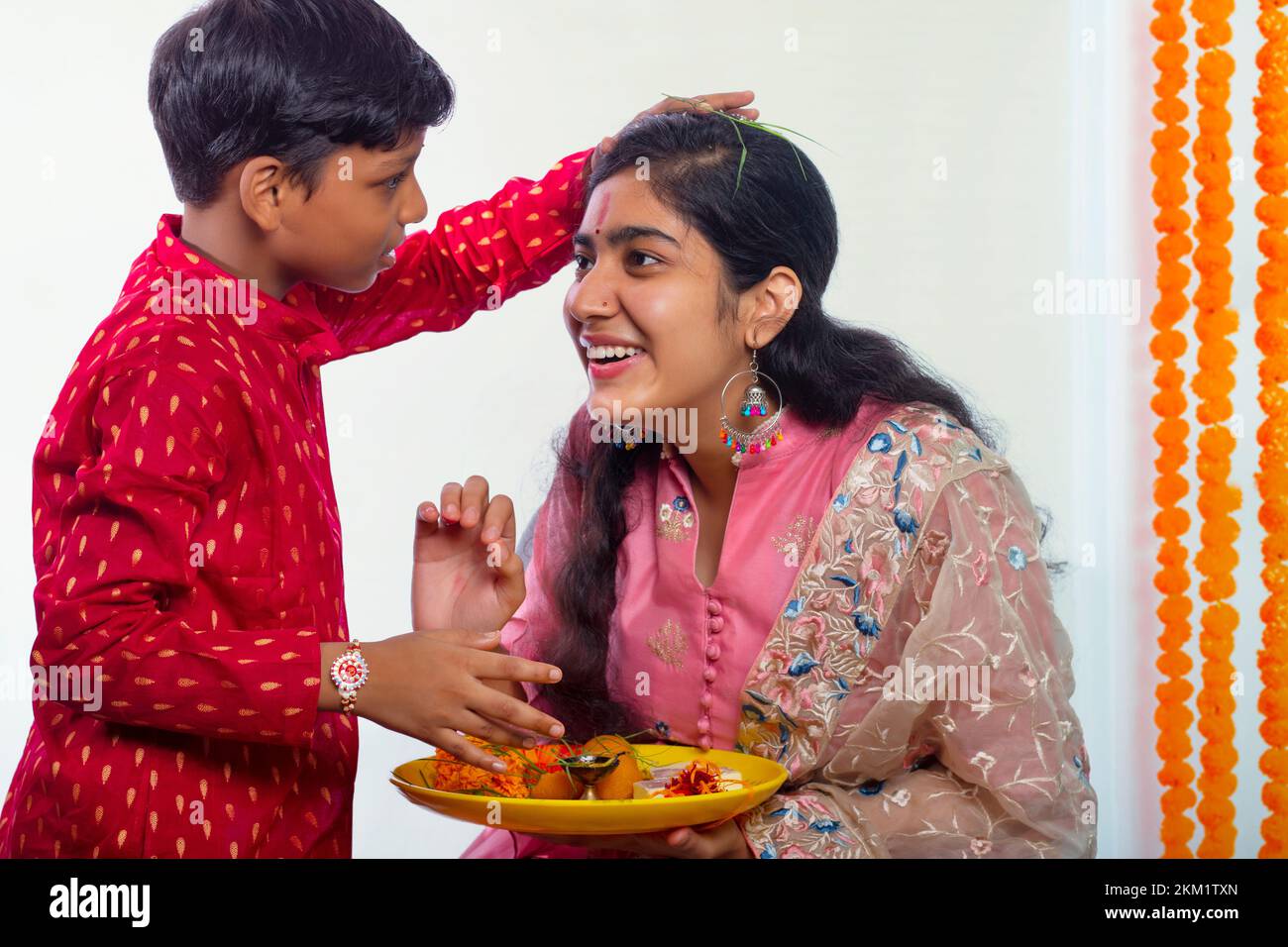 Bruder und Schwester feiern raksha bandhan Stockfoto