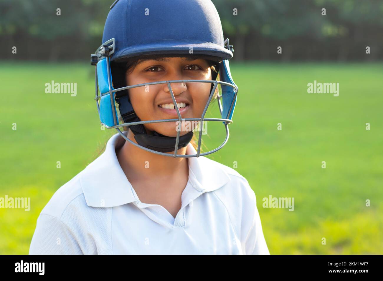 Porträt eines jungen Cricket-Mädchens im Cricket-Helm Stockfoto