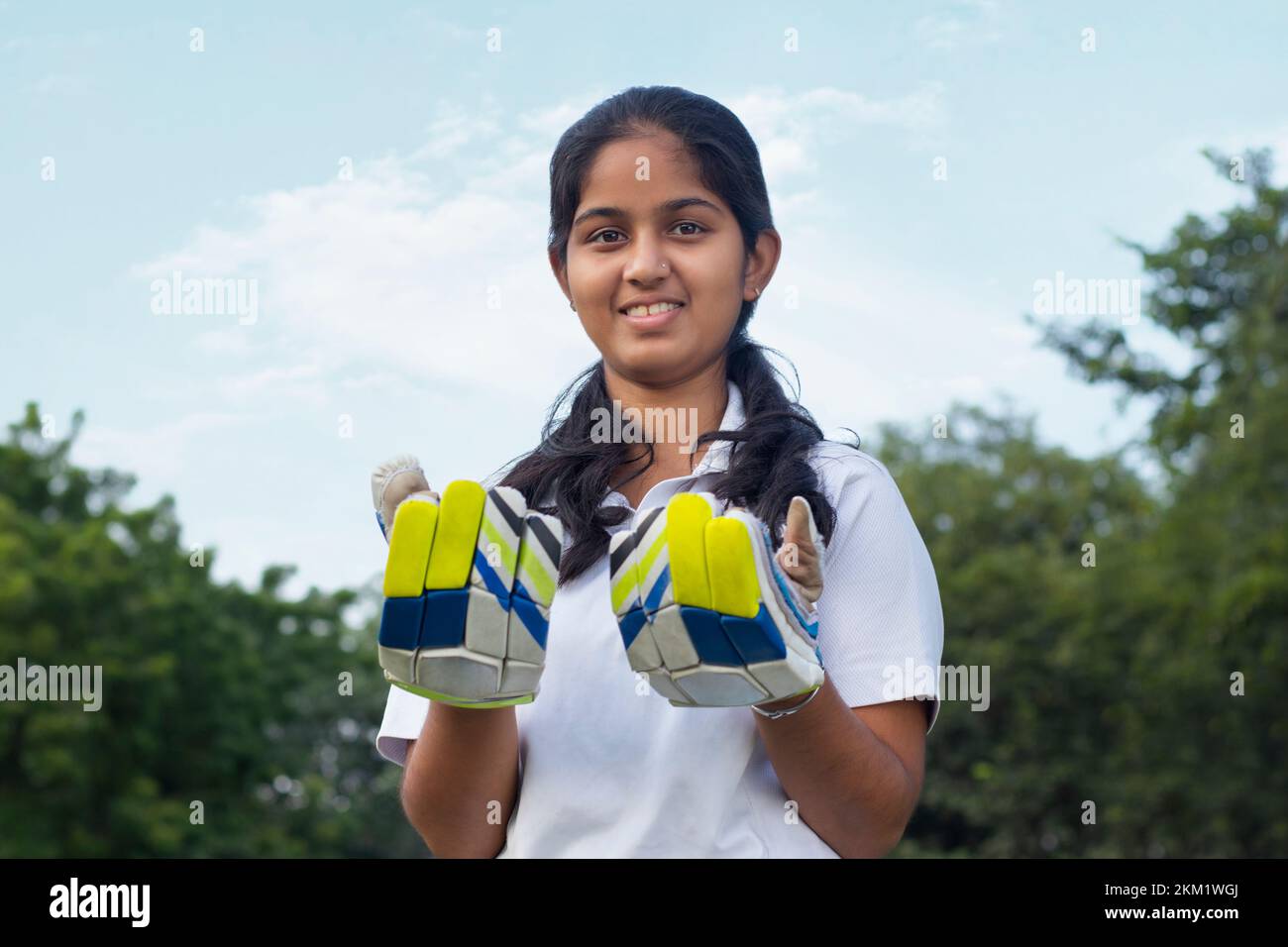 Porträt Einer Cricketerin mit Crickethandschuhen Stockfoto