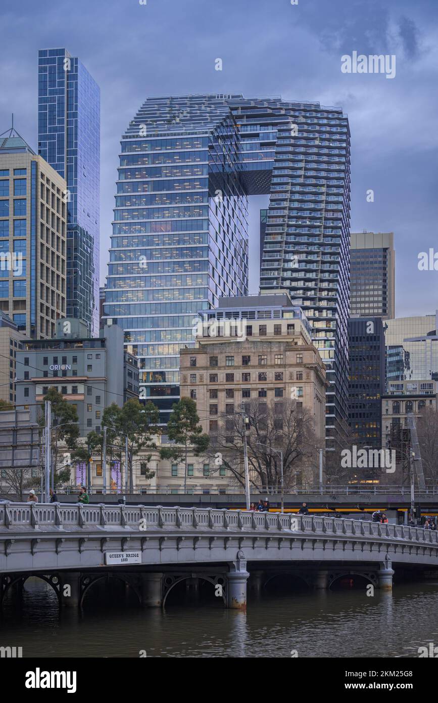 Melbourne, Victoria, Australien - Collins Arch by Woods Bagot und Shop Architects in der Dämmerung Stockfoto