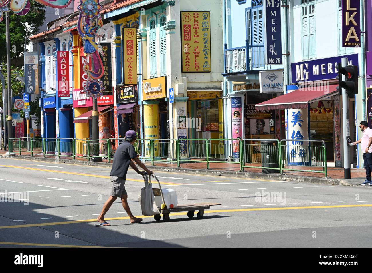 Ein indischer Mann überquert eine Straße im farbenfrohen Little India District in Singapur Stockfoto