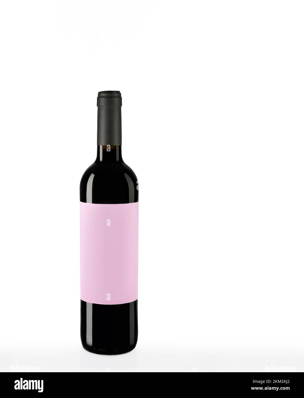 Isolierte Rotweinflasche mit rosafarbenem Etikett. Stockfoto