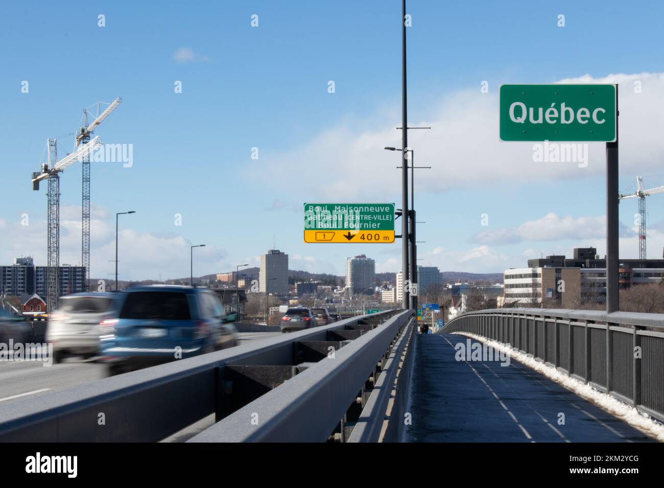 Ein „Quebec“-Schild markiert den Beginn der Provinz Quebec auf der Macdonald-Cartier-Brücke über den Ottawa River. Stockfoto