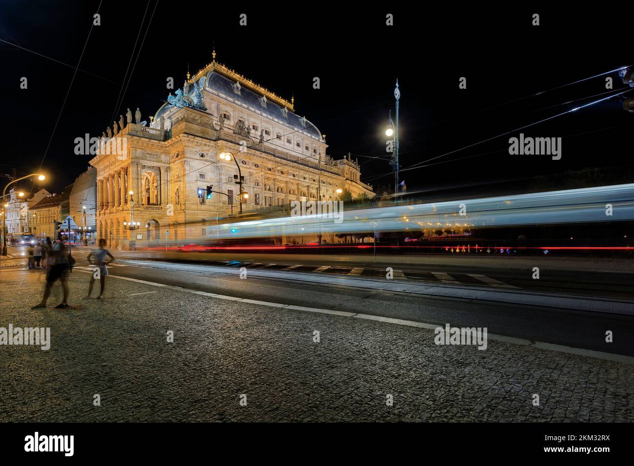 PRAG, TSCHECHISCHE REPUBLIK - 2022. AUGUST; Nationaltheater bei Nacht Stockfoto