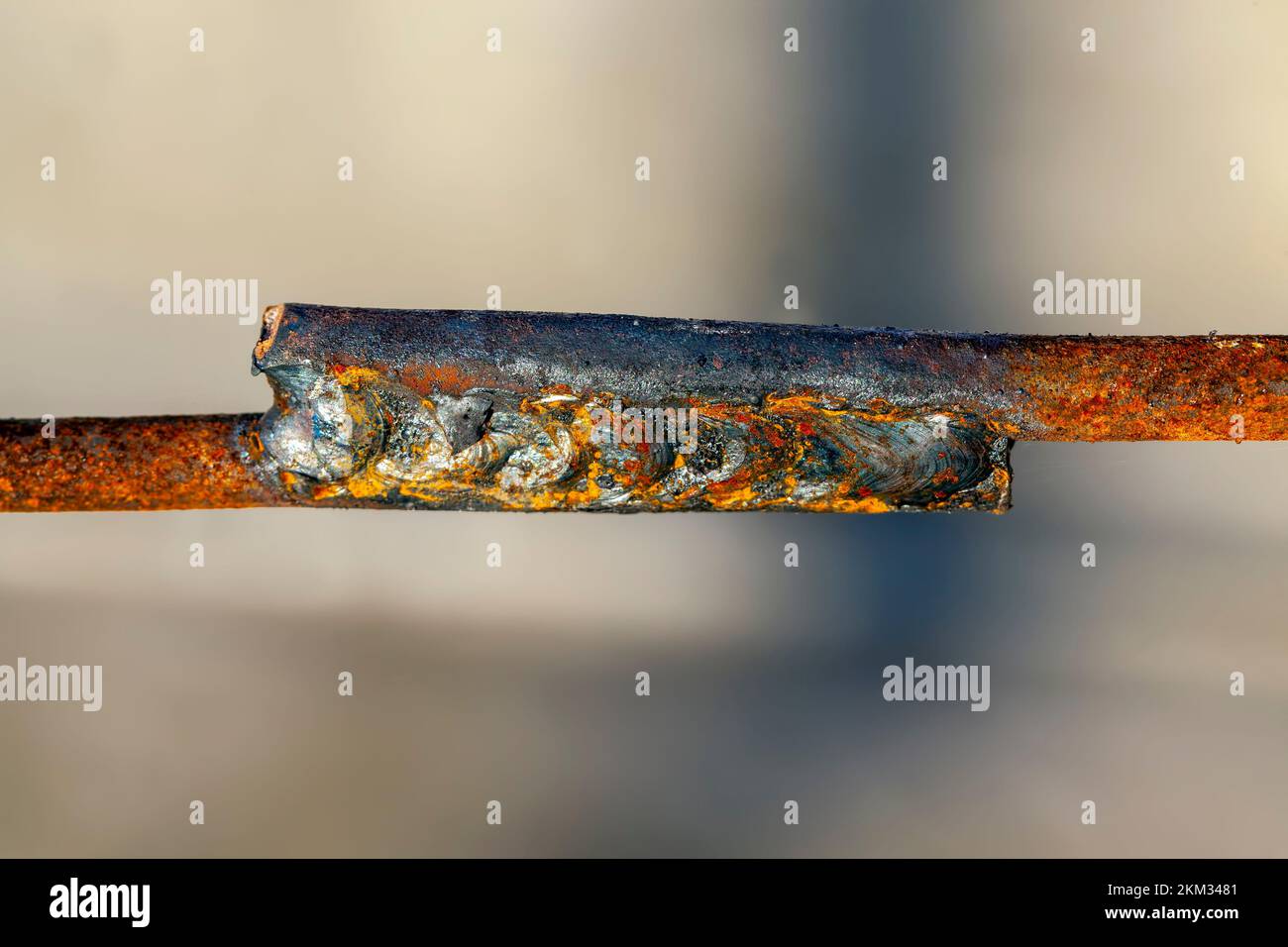 Zusammengeschweißte Befestigungsteile aus Metall, Teil eines rustikalen Zauns aus geschweißten Metallteilen Stockfoto