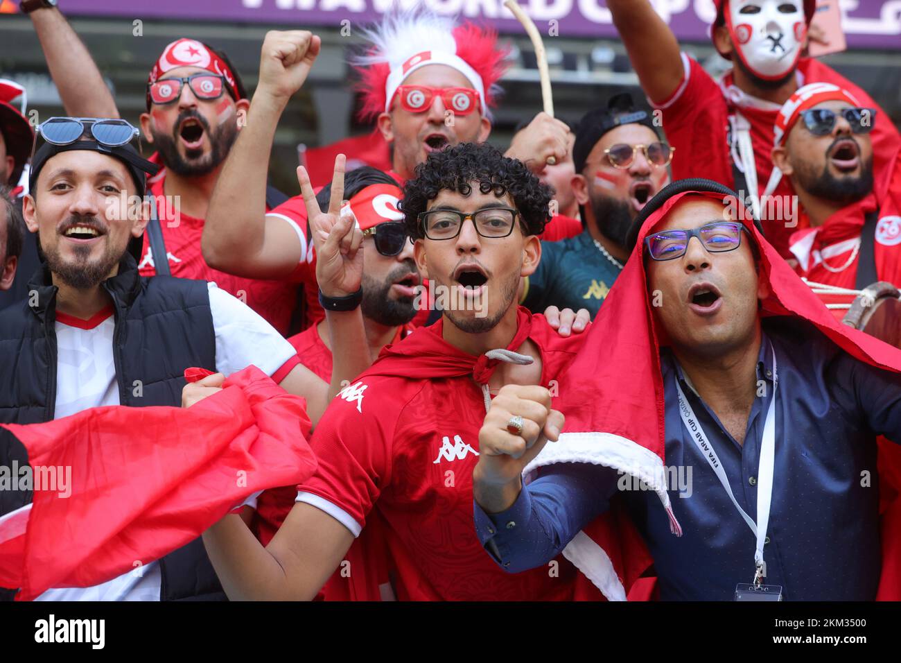 Al-Wakrah, Katar. 26.. November 2022. Tunesische Fans beim FIFA-Weltmeisterschaftsspiel Katar 2022 Gruppe D zwischen Tunesien und Australien am 26. November 2022 im Al Wakrah Sports Club, Al Wakrah, Katar. Foto von Peter Dovgan. Nur redaktionelle Verwendung, Lizenz für kommerzielle Verwendung erforderlich. Keine Verwendung bei Wetten, Spielen oder Veröffentlichungen von Clubs/Ligen/Spielern. Kredit: UK Sports Pics Ltd/Alamy Live News Stockfoto