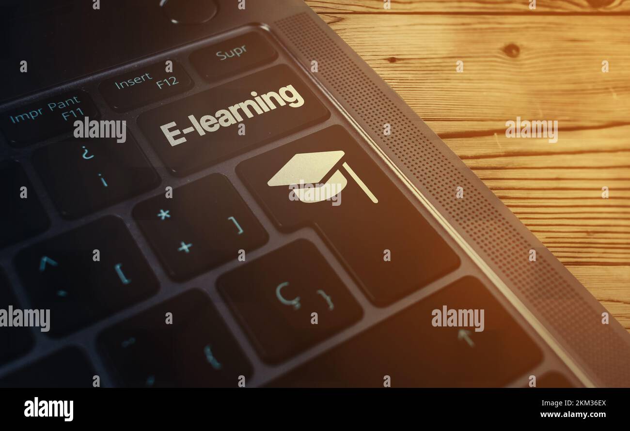 Laptop-Tastatur mit E-Learning-Wort auf der Taste und Graduierungskappe. Webinar. Online-Schulung. Fernkurse. Stockfoto