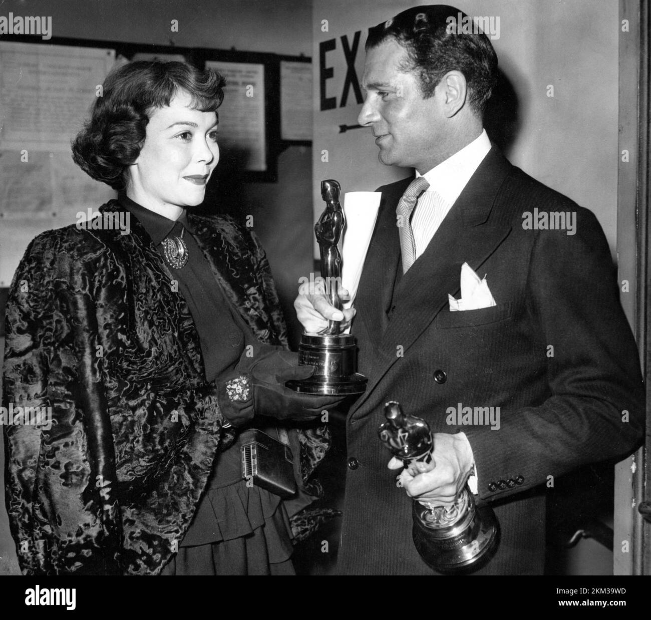Die amerikanische Schauspielerin JANE WYMAN und LAURENCE OLIVIER (mit seinen besten Schauspielern und besten Film-Oscars für HAMLET) waren bei der ersten Zeremonie der BAFTA Awards im Odeon-Kino am Leicester Square in London am Sonntag, dem 29.. Mai 1949, hinter der Bühne offen Stockfoto