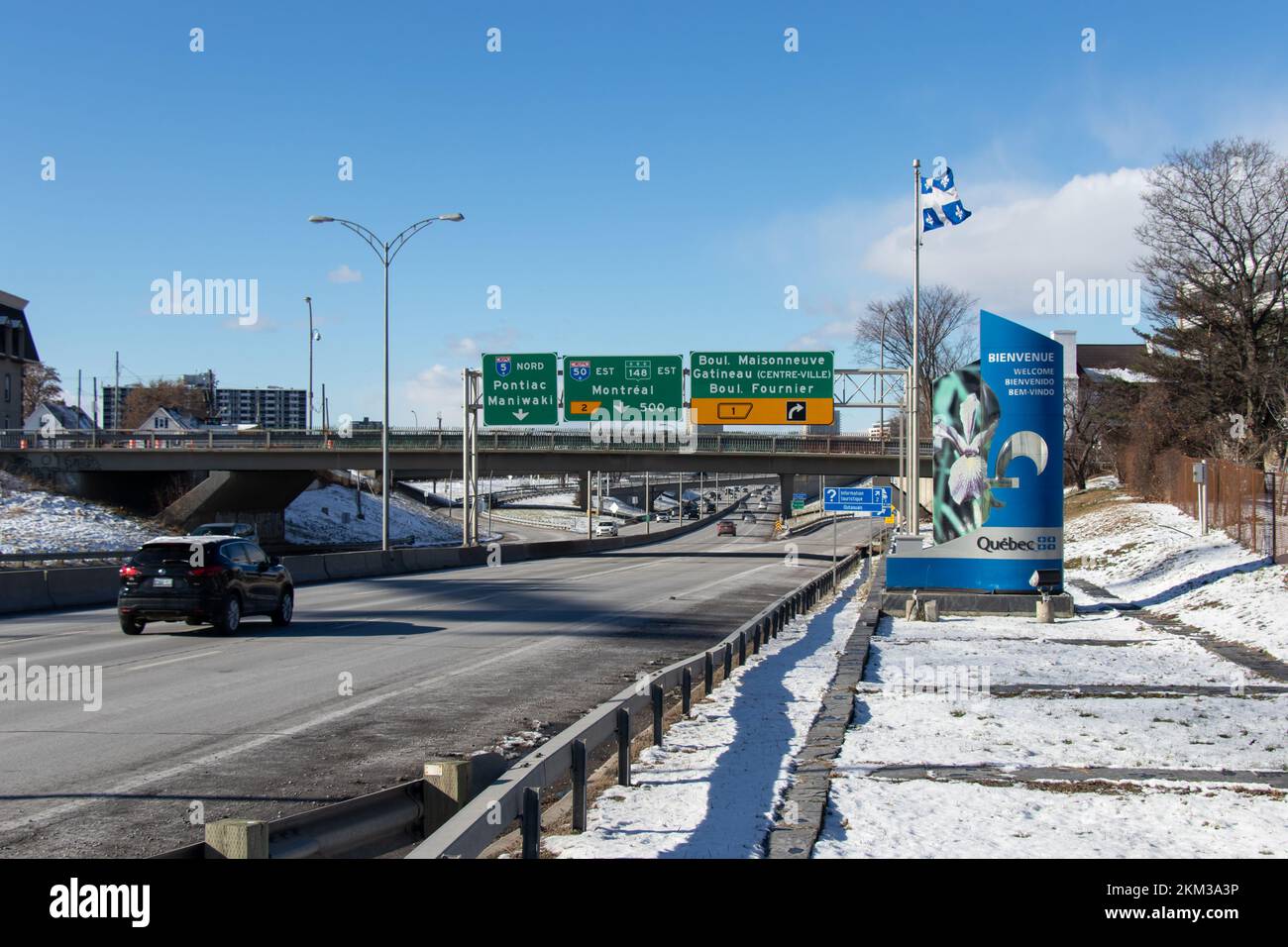 Ein Willkommensschild für die Provinz Quebec neben der Autobahnkreuzung von Ottawa, ON; an einem sonnigen Tag zu sehen. Stockfoto