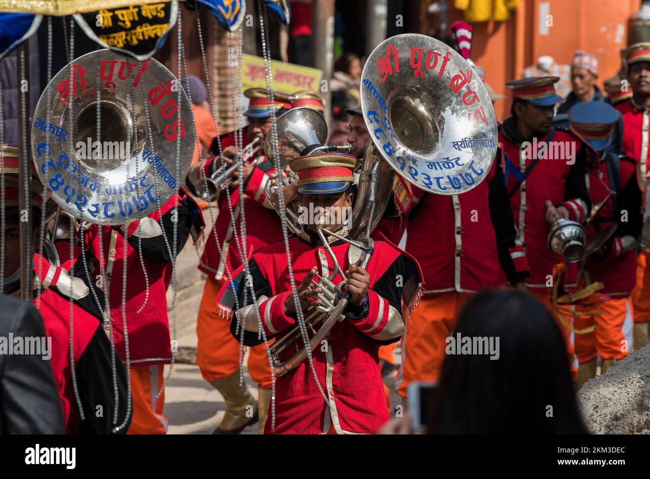 Kathmandu, Nepal - April 20,2020 : die Hochzeitsprozession führt durch die Straßen des Patan Durbar Square mit Blasmusik und gekleideten Menschen Stockfoto