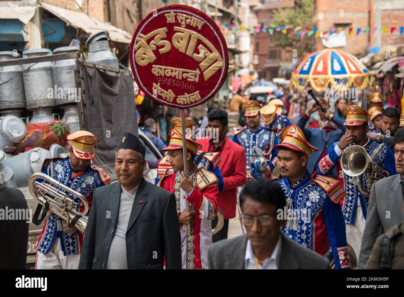 Kathmandu, Nepal - April 20,2020 : die Hochzeitsprozession führt durch die Straßen des Patan Durbar Square mit Blasmusik und gekleideten Menschen Stockfoto