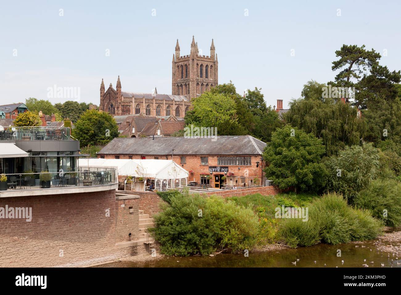 Blick auf die Kathedrale, mit dem Koffie Pot Restaurant neben dem River Wye, Hereford, Herefordshire Stockfoto