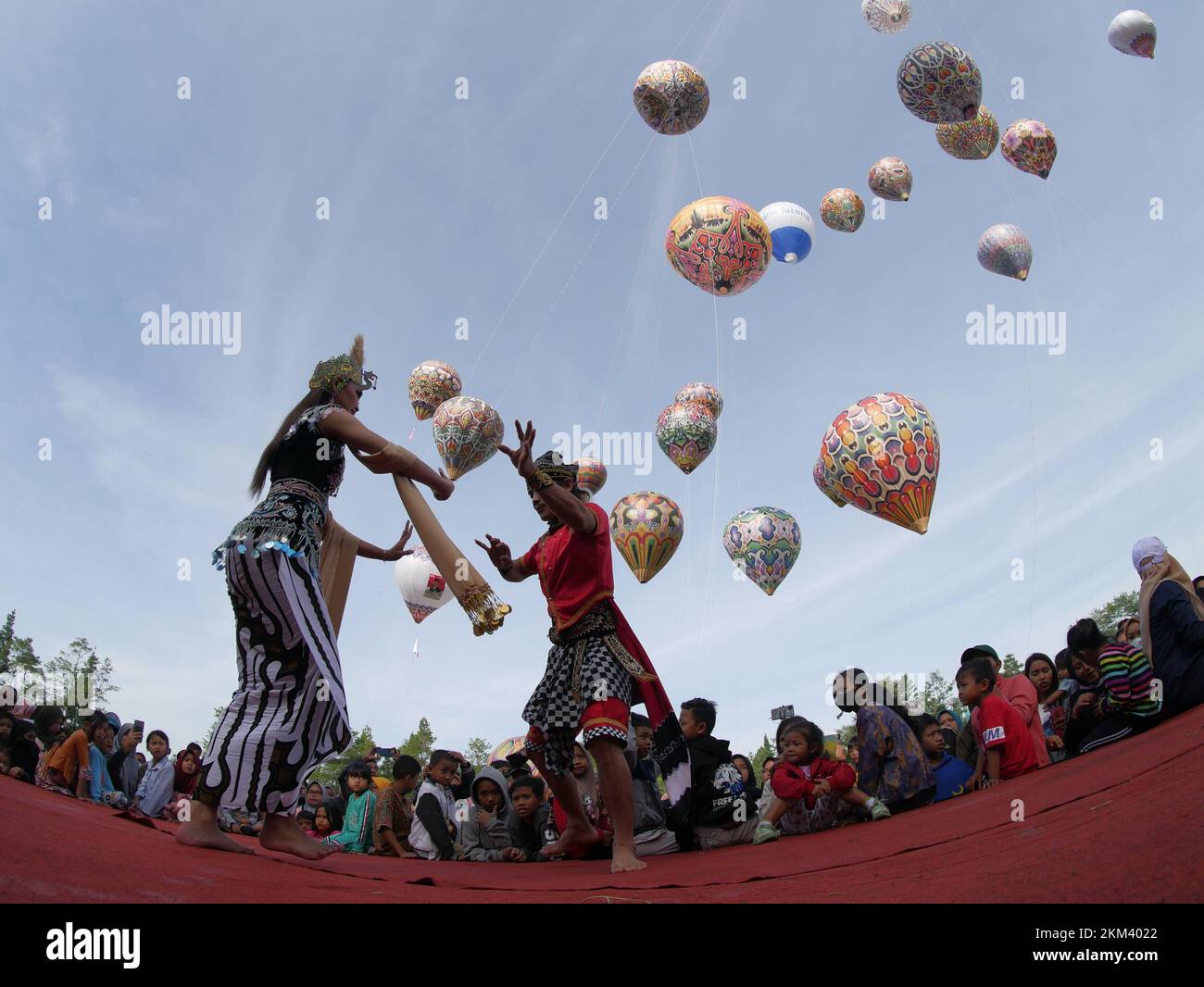Lengger Tänzer aus Wonosobo Regency, Zentraljava, Indonesien tanzen vor dem Hintergrund von Heißluftballons Stockfoto