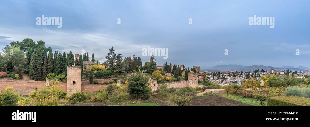 Granada, Spanien - 22. November 2022 : Panoramablick auf die befestigten Gebäude des Palastkomplexes Alhambra und des Albaicin-Viertels von Jardines del Generali Stockfoto