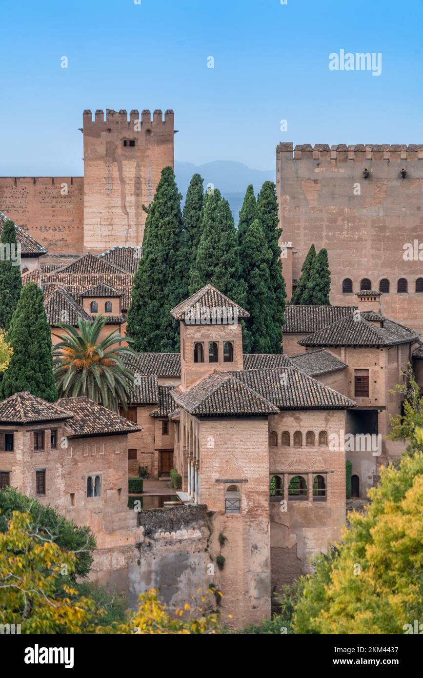 Granada, Spanien - 22. November 2022 : Blick auf die befestigten Gebäude des Palastkomplexes Alhambra und des Albaicin-Viertels von den Gärten der Jardines del Generalife Stockfoto