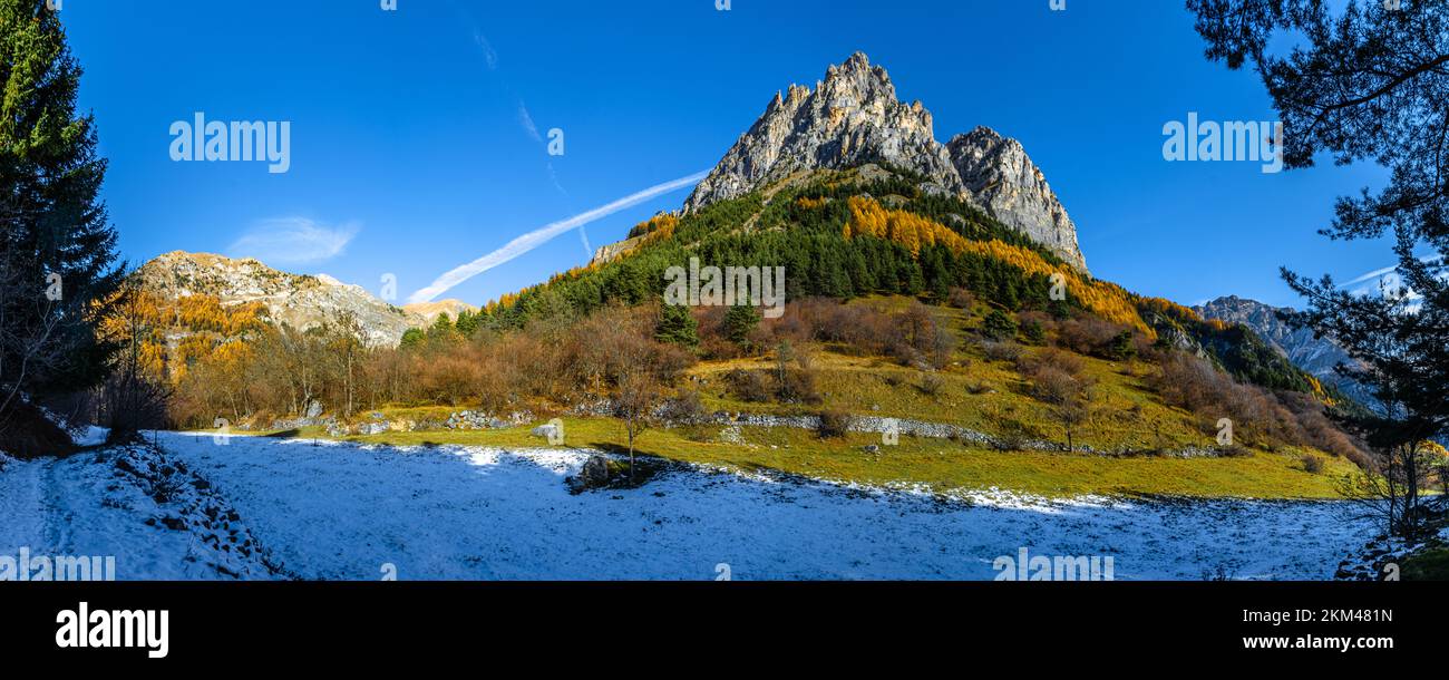 Im oberen Valle Stura, im Süden von Piemont, an der Grenze zu Frankreich Sambuco und seinen neun Dörfern, die jetzt in Ruinen liegen Stockfoto