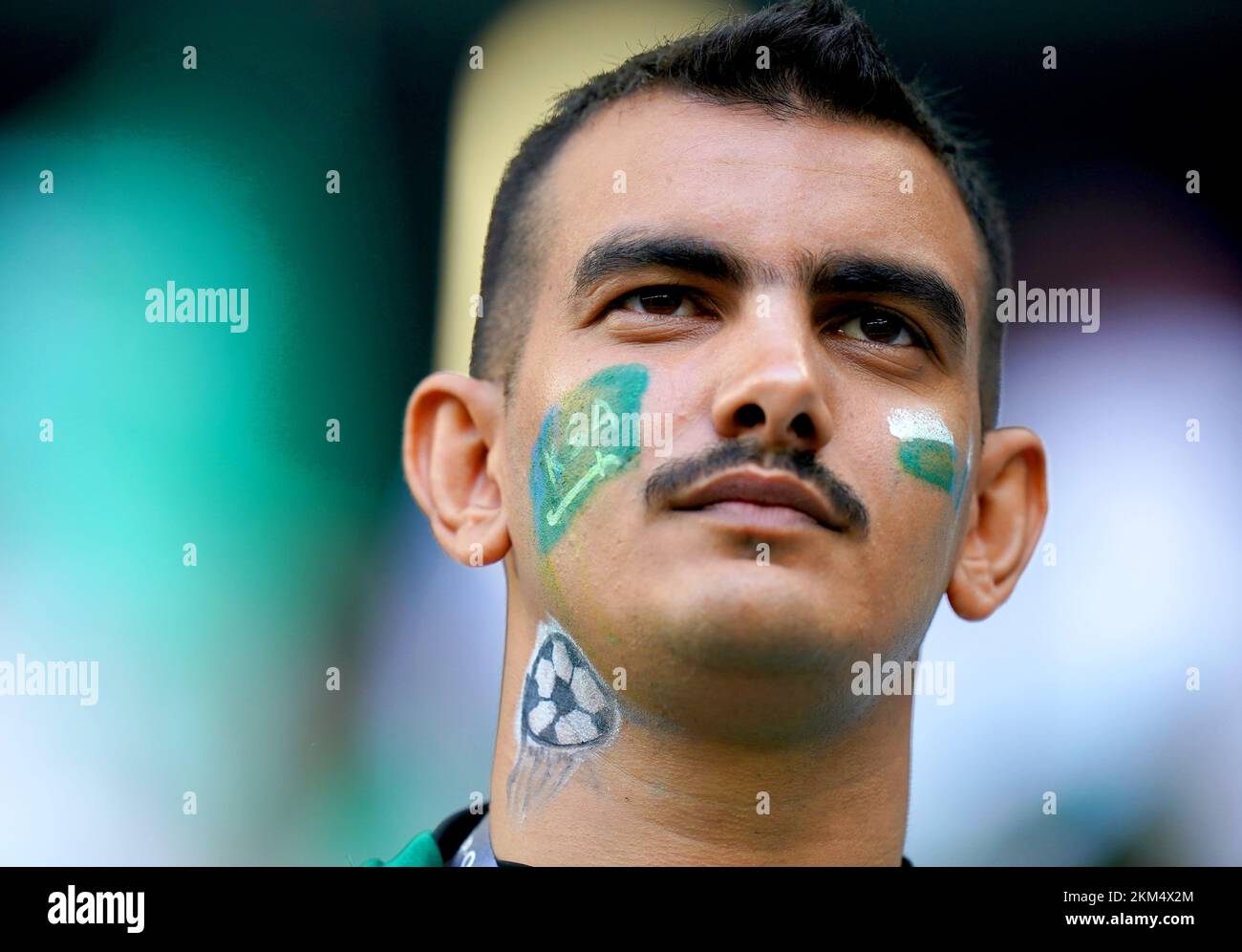 Ein Saudi-arabischer Fan vor dem Spiel der Gruppe C der FIFA ...