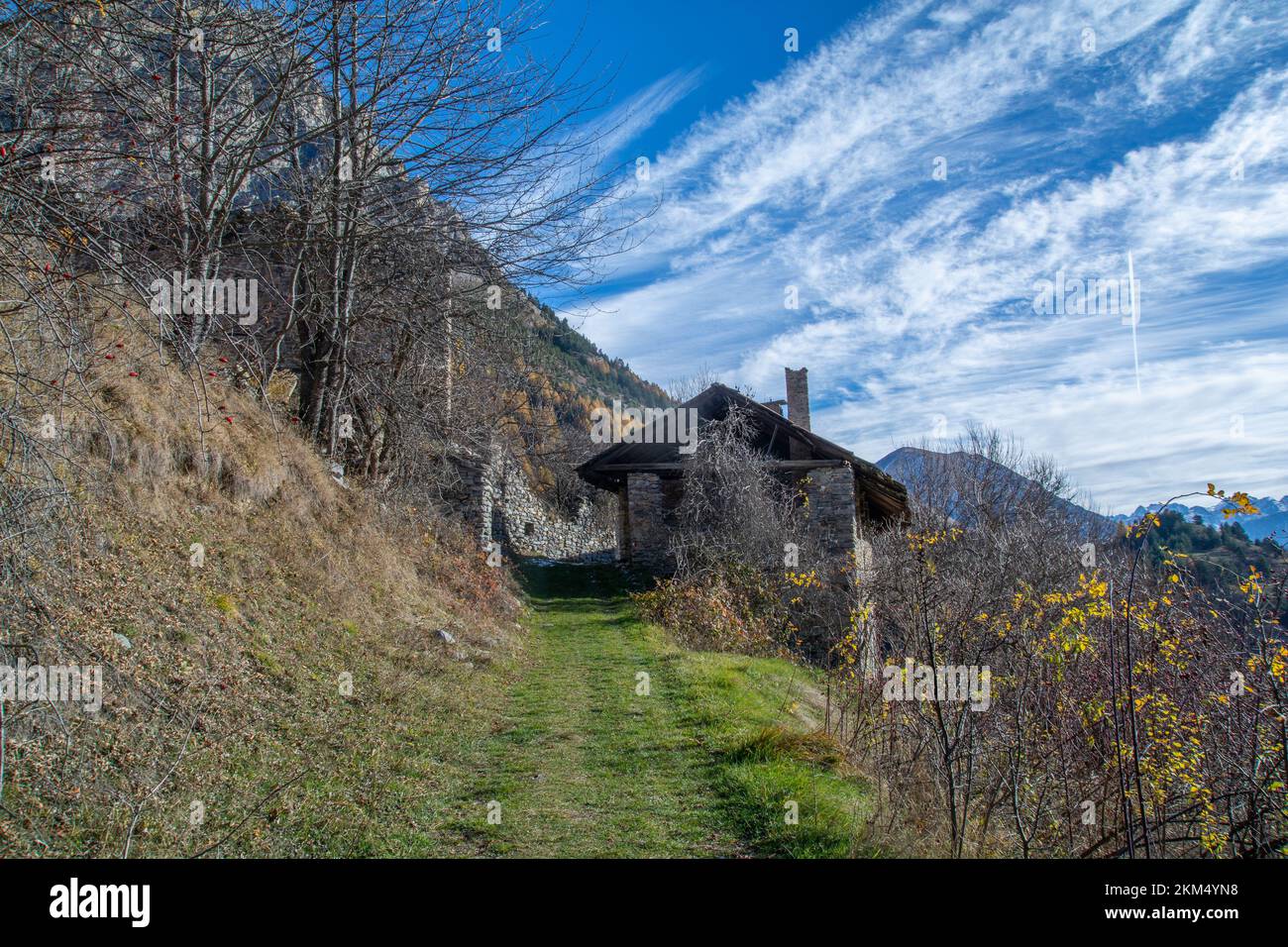 Im oberen Valle Stura, im Süden von Piemont, an der Grenze zu Frankreich Sambuco und seinen neun Dörfern, die jetzt in Ruinen liegen Stockfoto