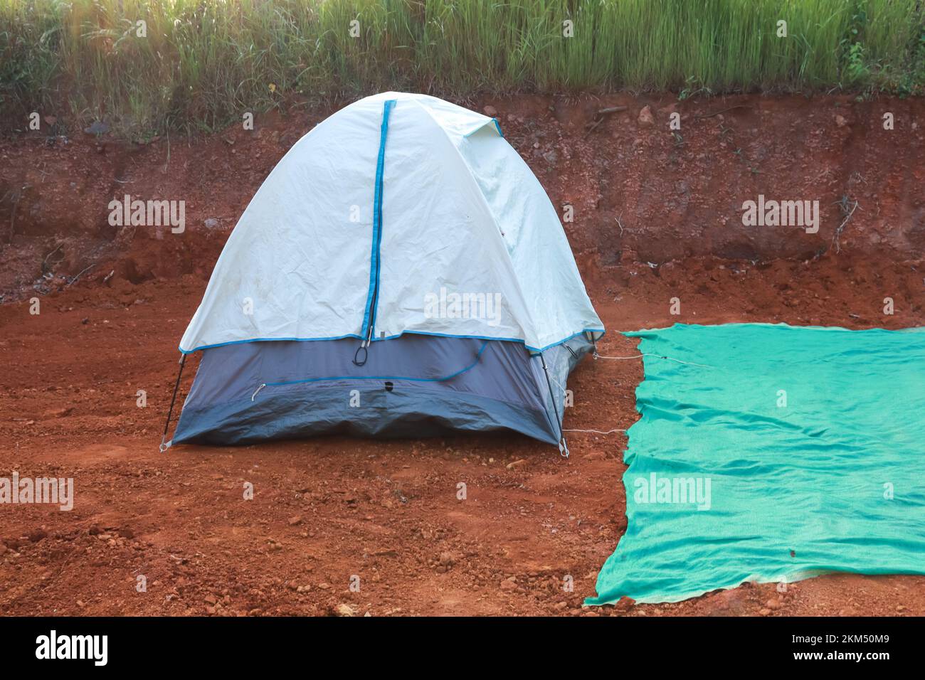 Campingzelt in vollständig zusammengebautem Zustand am Campingplatz im Freien Stockfoto