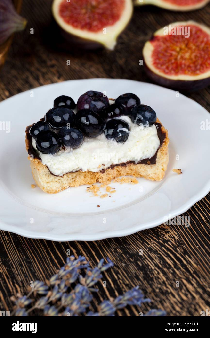 Törtchen mit Sahne und Heidelbeeren, Törtchen mit Heidelbeeren, Sahne ...