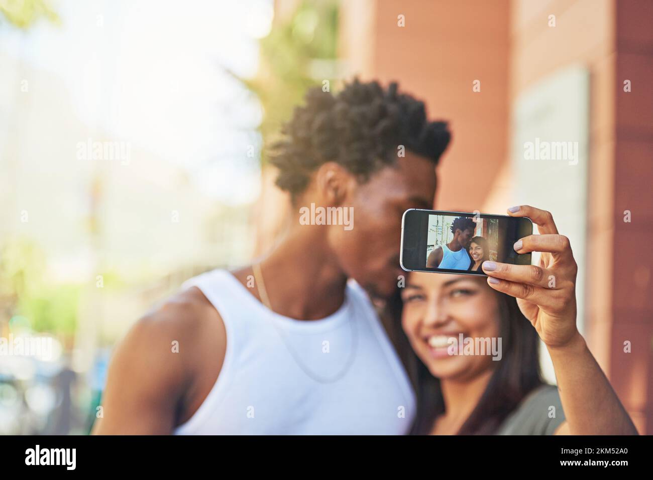 Telefon, glückliches oder schwarzes Paar mit Selfie-Kuss für Liebe, Glück oder Bindung in der Stadt, Straße oder Stadt. Foto, Lächeln oder Mann und Frau mit 5G Smartphone Stockfoto