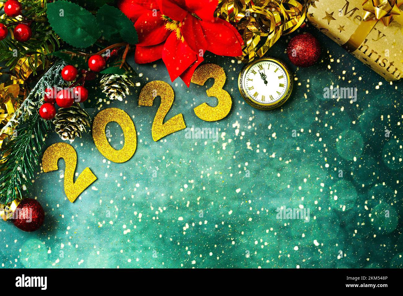 Frohes neues Jahr 2023. Blick von oben auf goldene Zahlen 2023 mit weihnachtsschmuck und antiker Uhr über weihnachtslichtern und Schneeflocken. Silvester-Paket Stockfoto