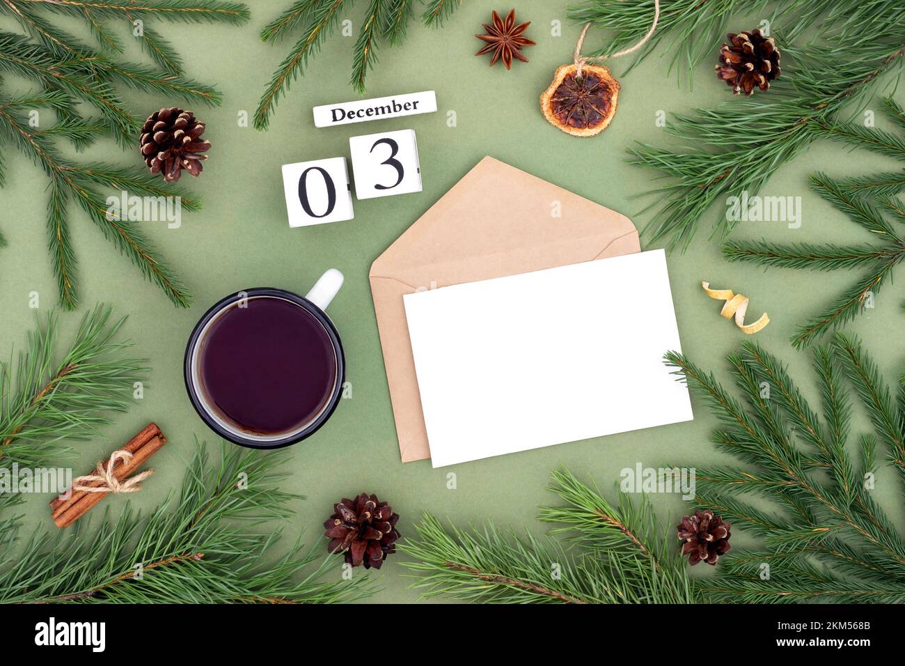 Dezember 3. Kalenderdatum, weiß, leer mit handgefertigten Umschlägen, Tasse Tee und natürlicher Einrichtung auf grünem Hintergrund. Hallo Winter. Vorlage für Ihre Konstruktion, Stockfoto