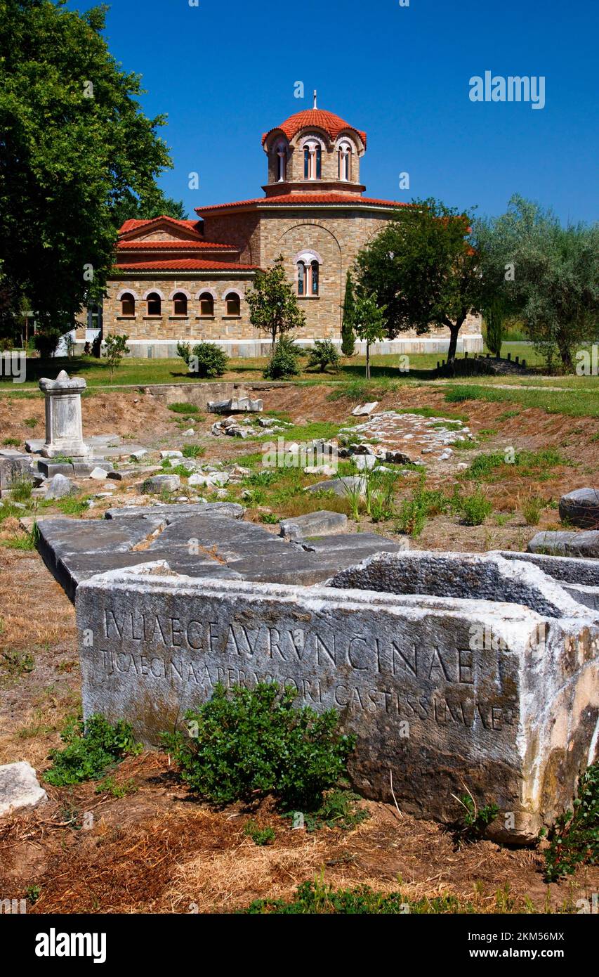 Eine archäologische Stätte im nördlichen Festland Griechenlands mit einer orthodoxen Kirche und einem Friedhof. Lydia Laspolutra. Stockfoto