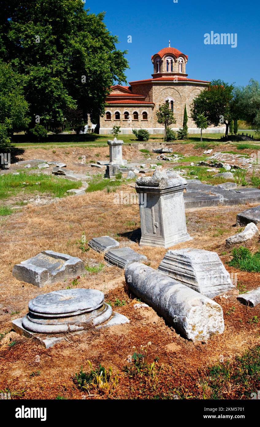 Eine archäologische Stätte im nördlichen Festland Griechenlands mit einer orthodoxen Kirche und einem Friedhof. Lydia Laspolutra. Stockfoto