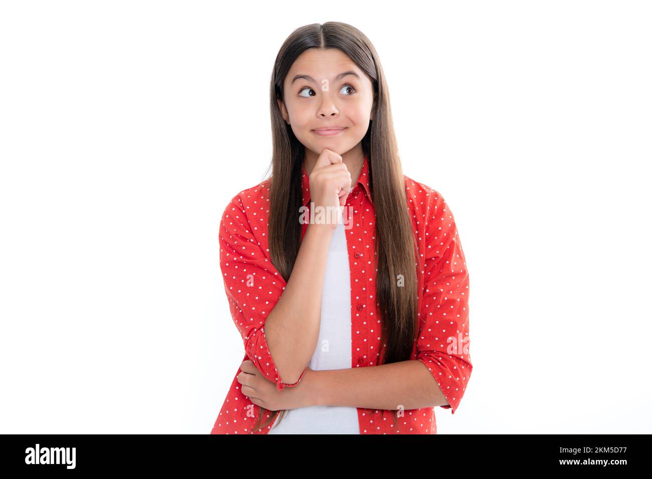 Rücksichtsvolles Teenager-Mädchen auf weißem, isoliertem Hintergrund. Porträt eines Kindes, das über die Idee nachdenkt. Nachdenkliches Mädchen. Ich denke an ein kluges Teenager-Mädchen. Stockfoto