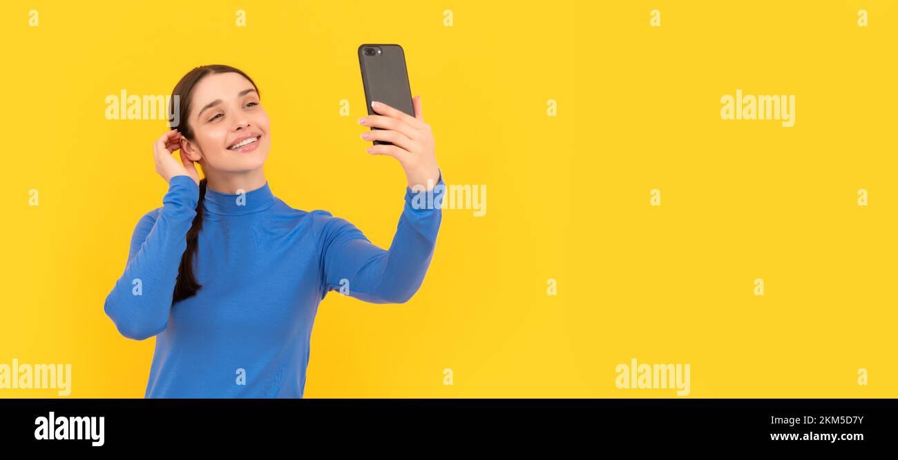 Frau Einzelgesichtsporträt, Banner mit Kopierraum. Fröhliche Frau macht Selfie-Fotos auf Handy, Video. Stockfoto