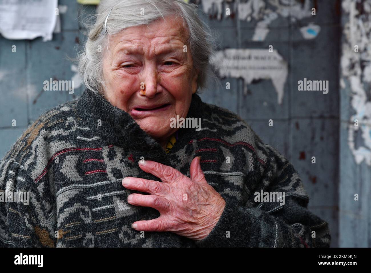 Kramatorsk, Ukraine. 25.. November 2022. Eine ältere Frau weint, als ihr Wohnhaus nach russischen Bombenangriffen in Kramatorsk beschädigt wurde. Die ukrainische Energieinfrastruktur wurde diese Woche erneut von Russland angegriffen, wodurch Millionen von Menschen ohne Strom blieben. Während die Temperaturen im ganzen Land unter den Gefrierpunkt fallen, gibt es Befürchtungen, dass Moskau - um den Krieg, den es begonnen hat, zu gewinnen - den Winter "als Waffe" einstuft. Und nirgendwo ist es klarer, wie das aussehen könnte, als in den Städten an der Front im Osten. (Foto: Andriy Andriyenko/SOPA Images/Sipa USA) Guthaben: SIPA USA/Alamy Live News Stockfoto