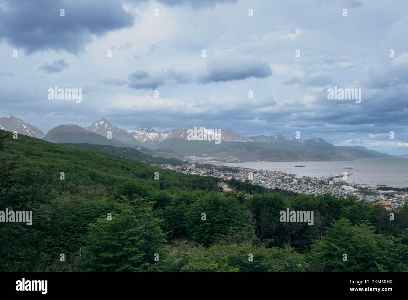 Blick auf die Berge rund um die Stadt Ushuaia, die in den Hafen fließt. Stockfoto