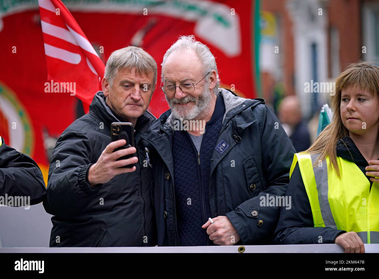 Der Schauspieler Liam Cunningham (rechts) macht ein Selfie während einer Rise the Roof Rallye in Dublin. Der Protest bezieht sich auf die anhaltende Wohnungskrise des Landes. Foto: Samstag, 26. November 2022. Stockfoto