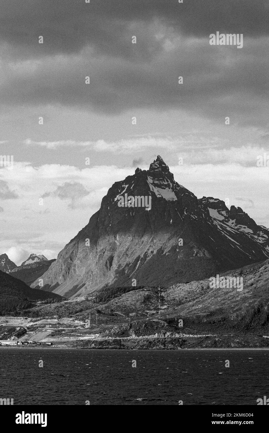 Blick auf die Martial Mountains, vom Beagle Channel aus gesehen. Außerhalb der Stadt Ushuaia, Argentinien. Stockfoto