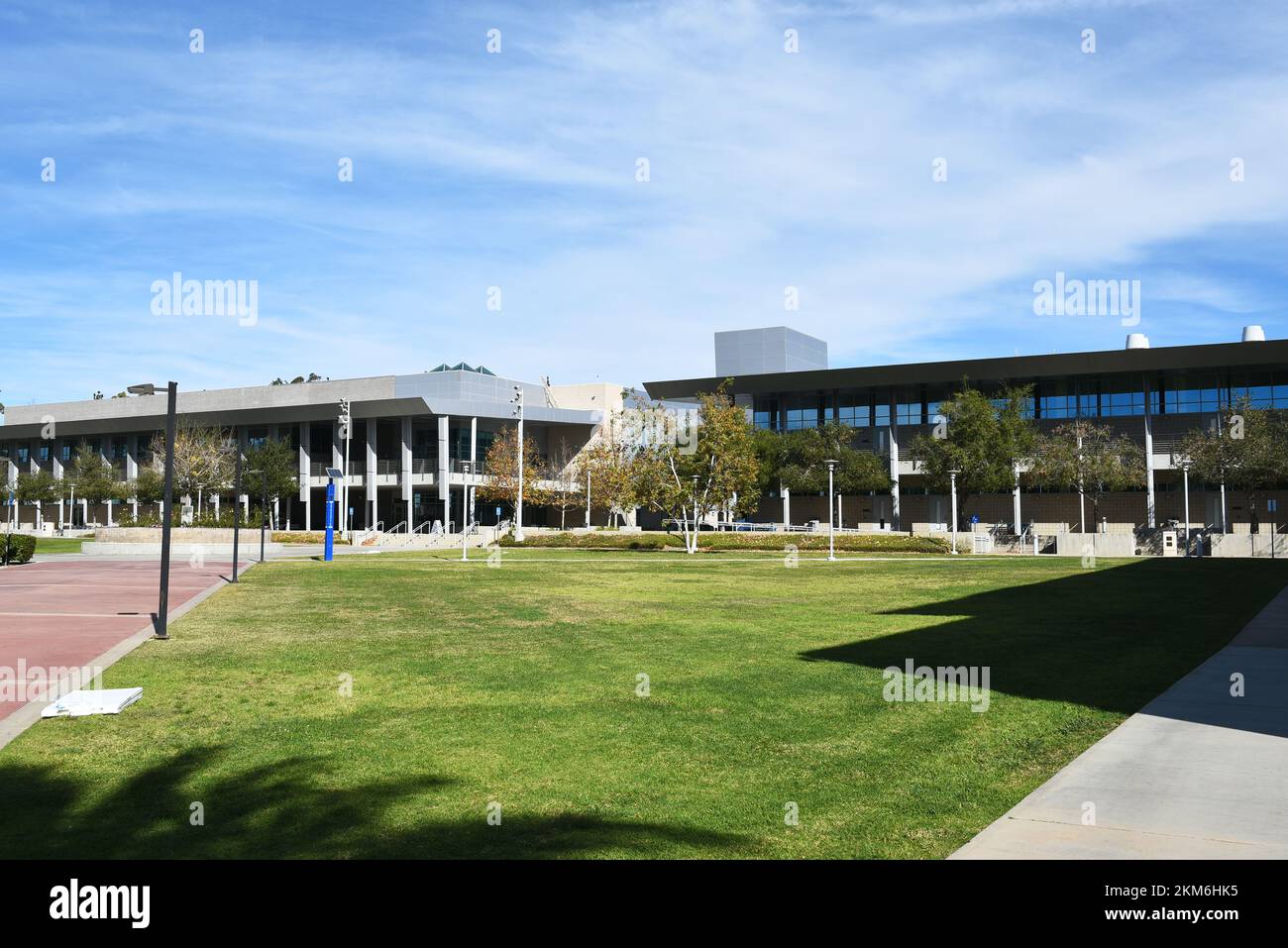 ORANGE, KALIFORNIEN - 25. NOVEMBER 2022: Strenger Plaza mit Blick auf die Gebäude des Humanities and Science Center auf dem Campus des Santiago Canyon College. Stockfoto