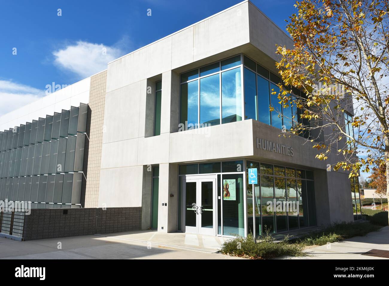 ORANGE, KALIFORNIEN - 25. NOVEMBER 2022: Eingang zum Humanities Building auf dem Campus des Santiago Canyon College. Stockfoto