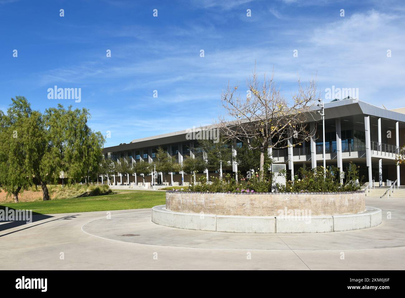 ORANGE, KALIFORNIEN - 25. NOVEMBER 2022: Humanities Building und Rose Garden auf dem Campus des Santiago Canyon College. Stockfoto