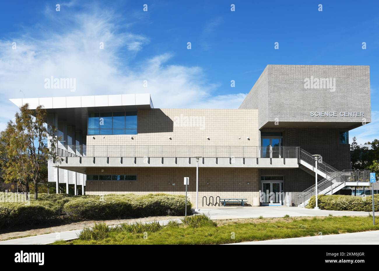 ORANGE, KALIFORNIEN - 25. NOVEMBER 2022: Das Science Center Building auf dem Campus des Santiago Canyon College. Stockfoto