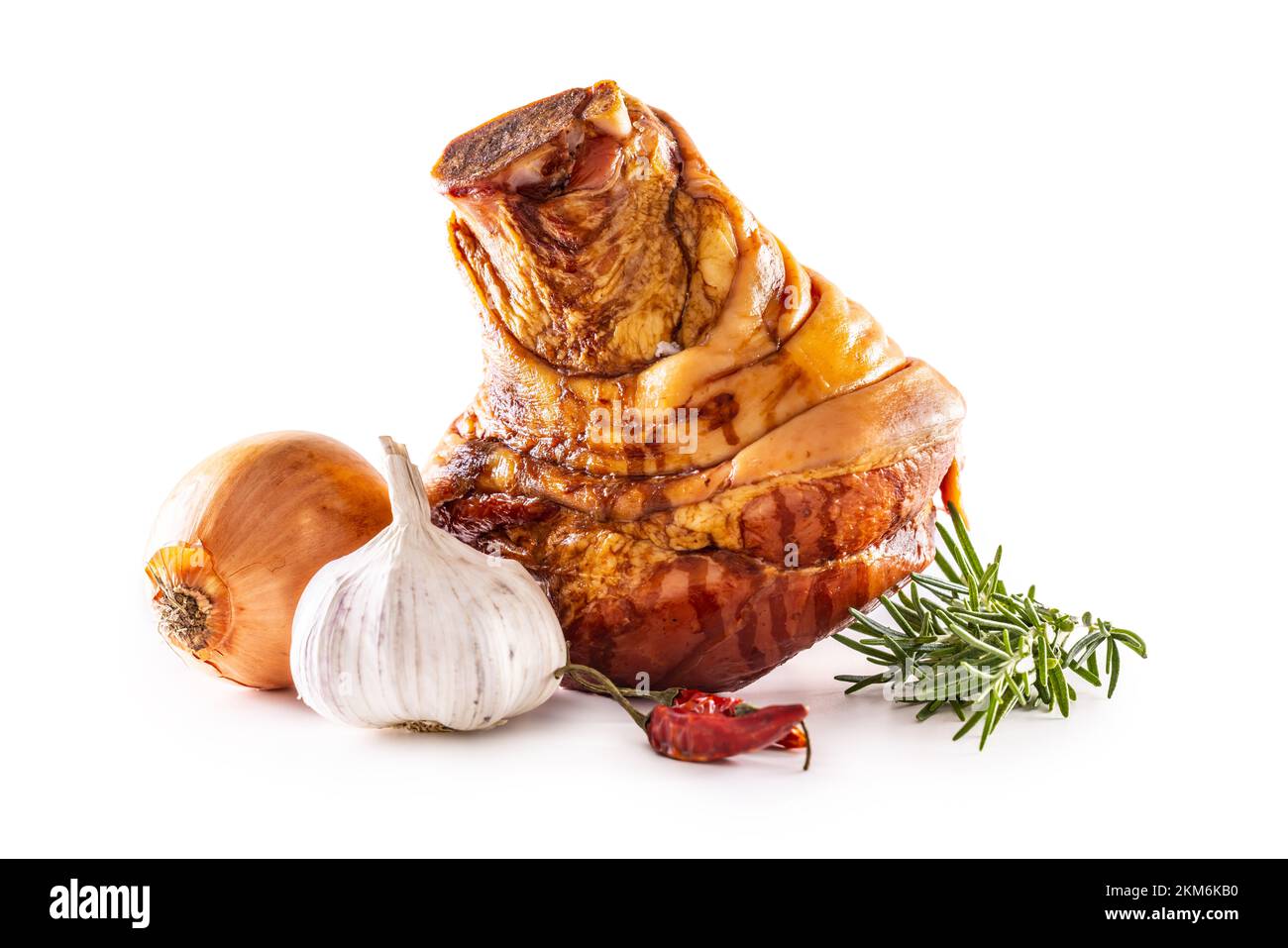 Geräuchertes bayerisches Knie mit Rosmarin Chili Zwiebel und Knoblauch isoliert auf weißem Hintergrund. Stockfoto