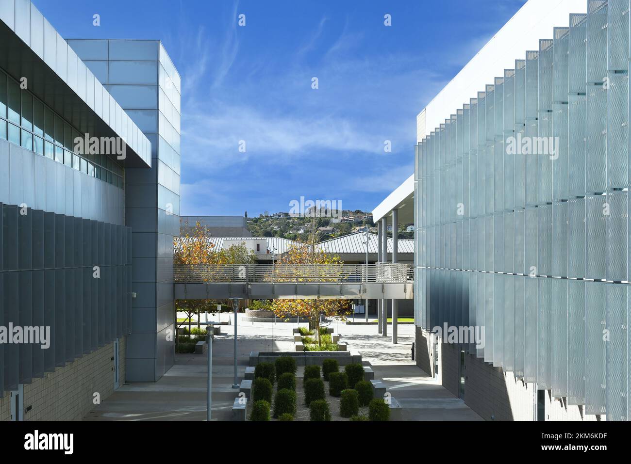ORANGE, KALIFORNIEN - 25. NOVEMBER 2022: Vazquez Promenade zwischen den Gebäuden des Humanities and Science Center auf dem Campus des Santiago Canyon College. Stockfoto