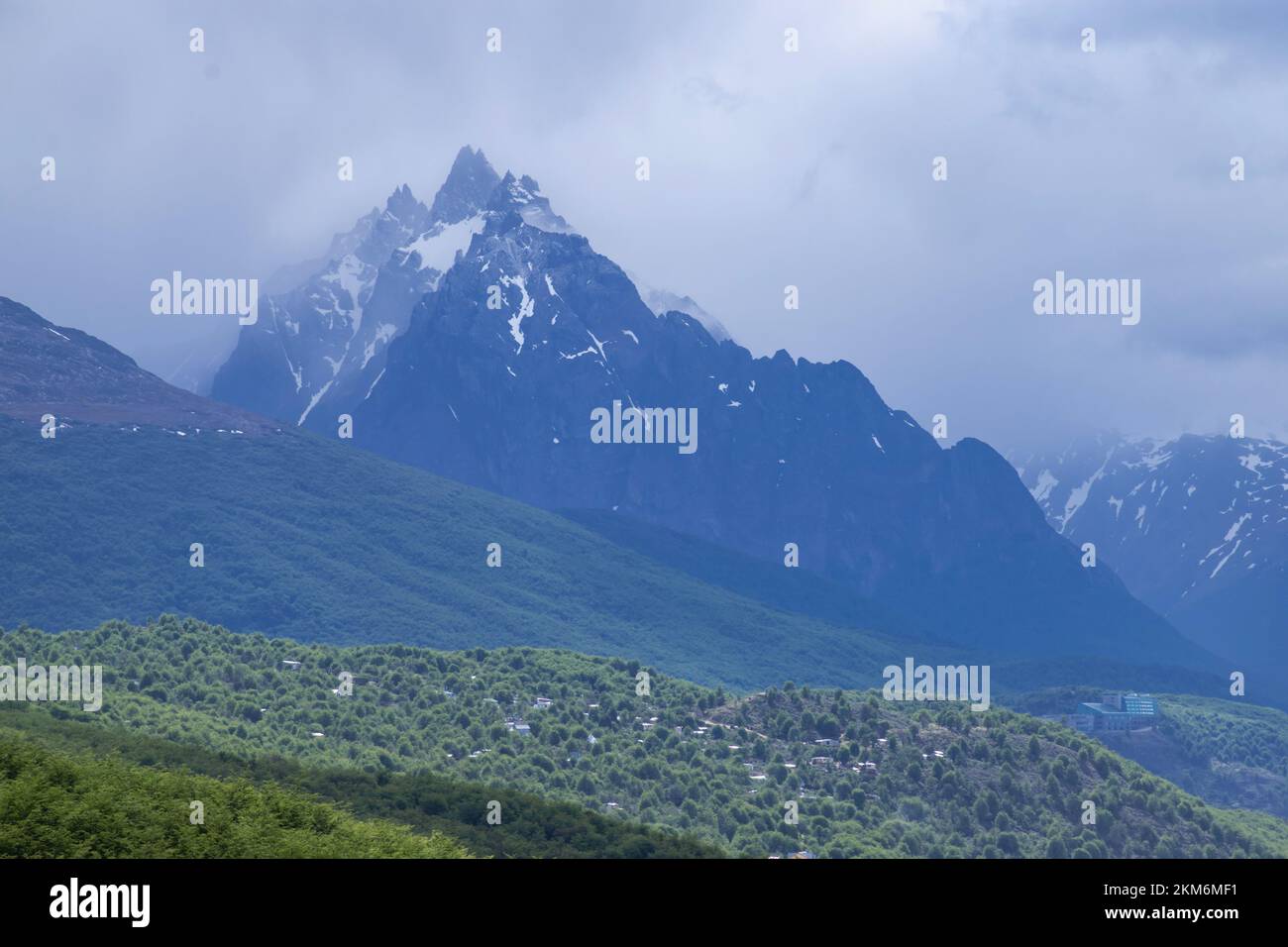 Blick auf die Martial Mountains, vom Beagle Channel aus gesehen. Außerhalb der Stadt Ushuaia, Argentinien. Stockfoto