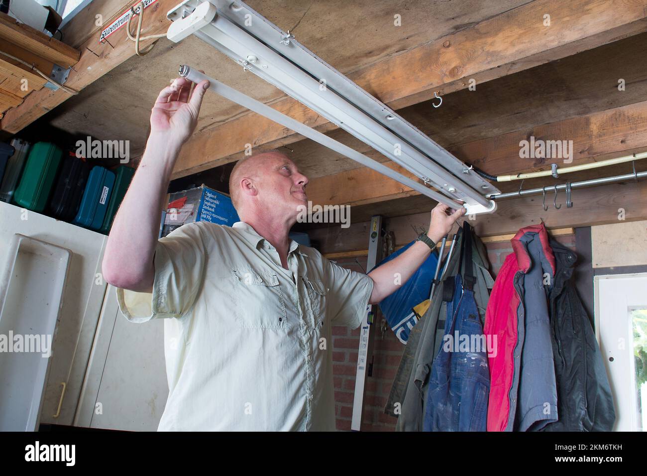 Austausch von Leuchtstoffröhren am Arbeitsplatz, Holland vvbvanbree Fotografie Stockfoto