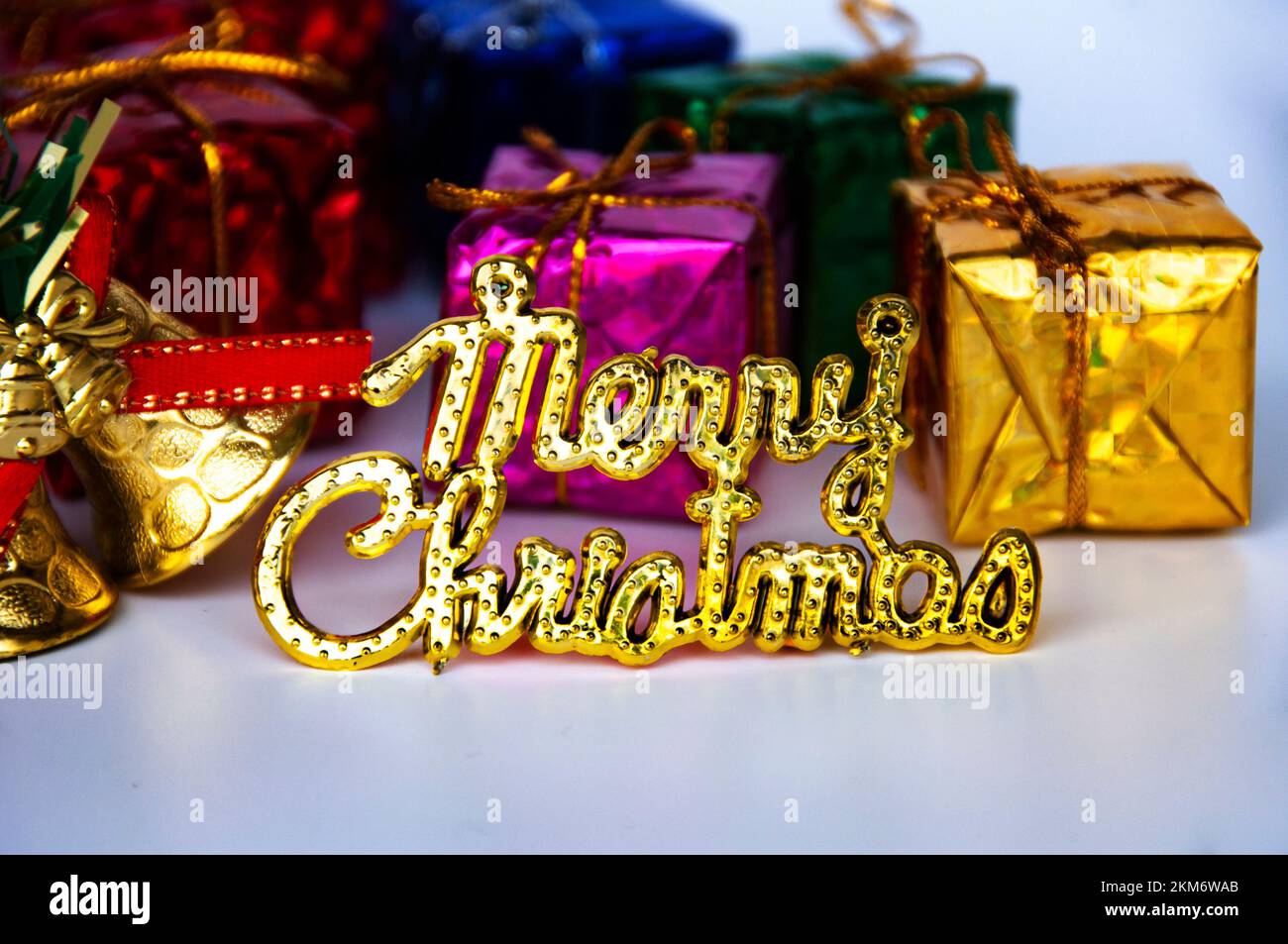 Merry Christmas wishes with Christmas Geschenke Hintergrund. Das Konzept der Weihnachtsfeier. Stockfoto