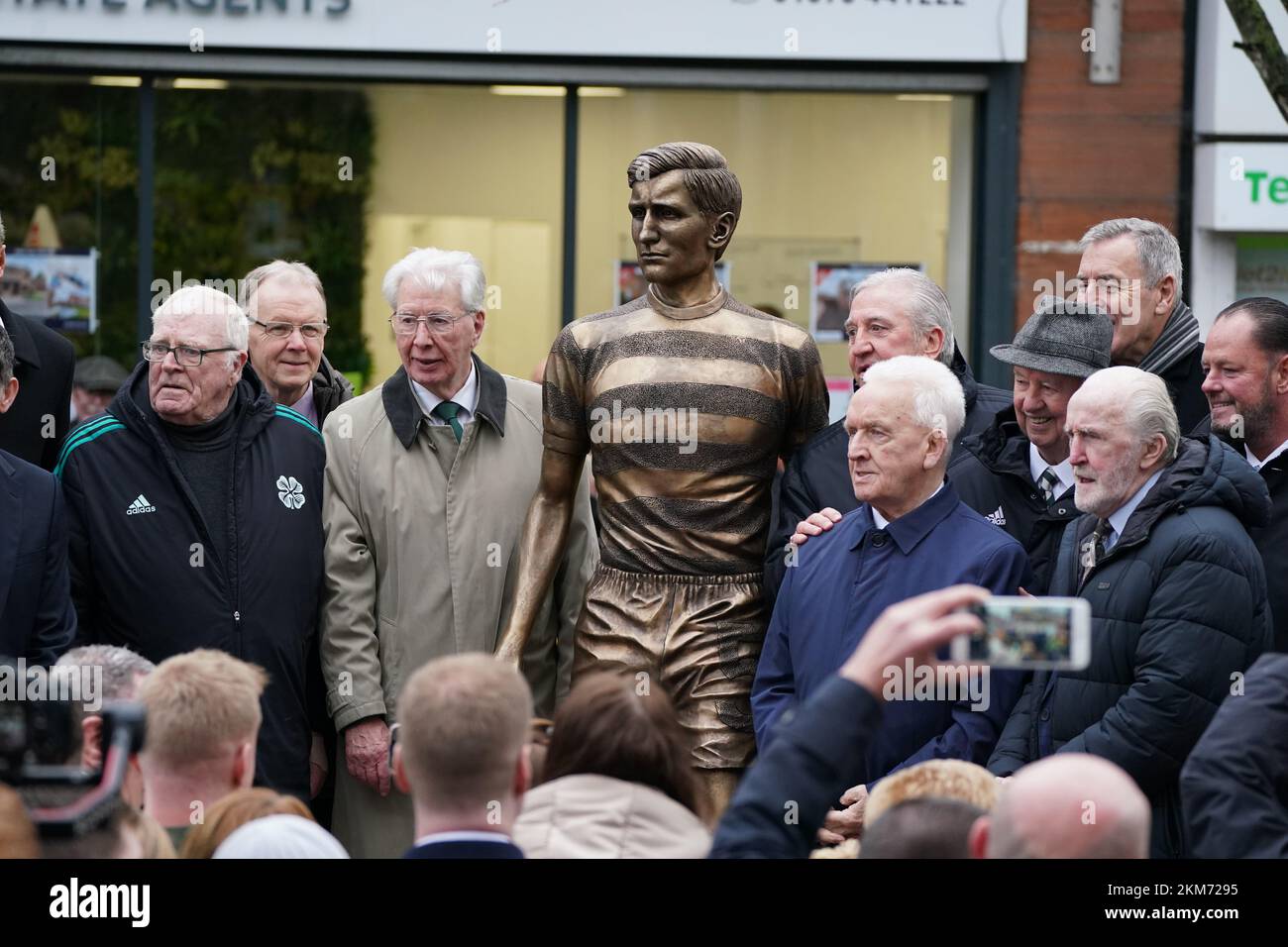 Die ehemaligen keltischen Spieler Jim Fallon (links), Jim Craig (dritte links), John Clark (fünfte links) und Danny McGrain (rechts) versammeln sich als Bronzestatue des ehemaligen keltischen Captains und Managers Billy McNeill, die von Mitgliedern des Billy McNeill Gedenkkomitees enthüllt wird. Zusammen mit seiner Witwe Liz in seiner Heimatstadt Bellshill bei Glasgow. Foto: Samstag, 26. November 2022. Stockfoto