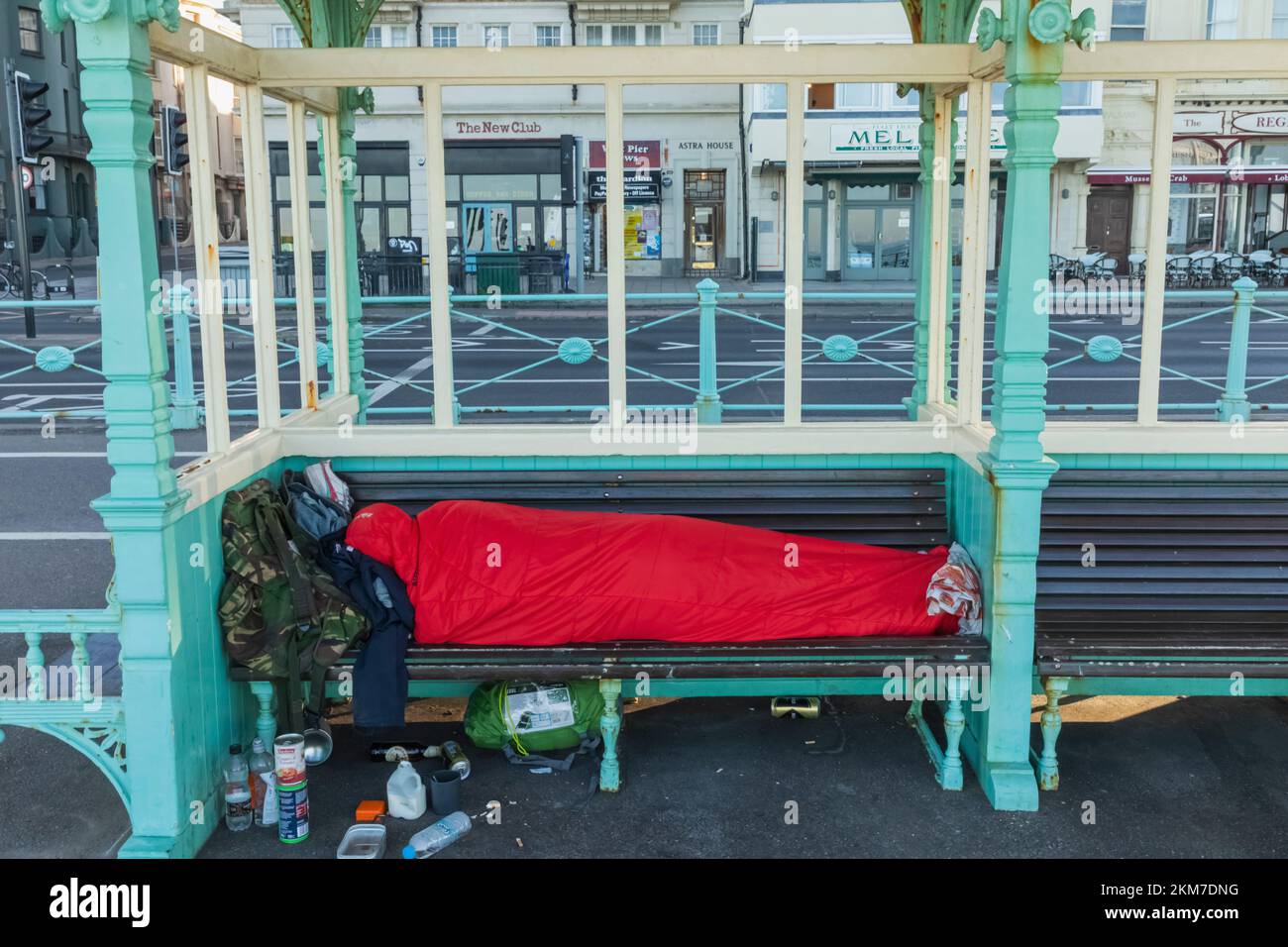 England, East Sussex, Brighton, Brighton Beach, Obdachlose, die im Seafront Shelter schlafen Stockfoto