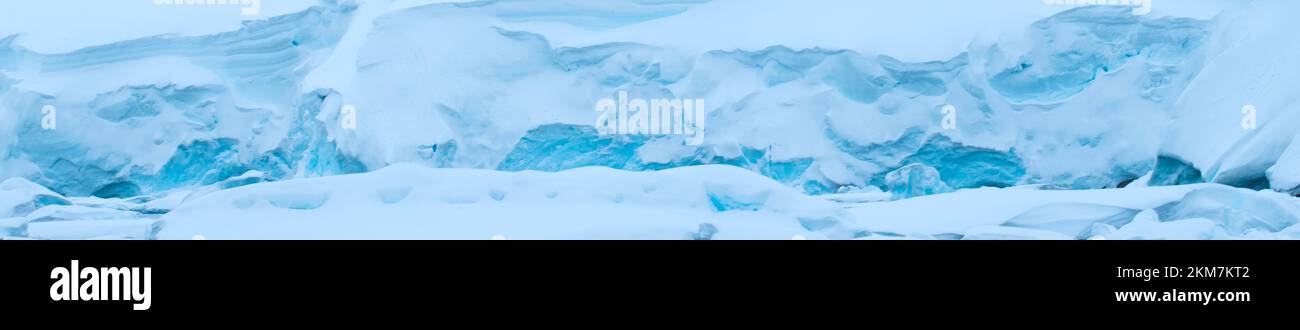 Blick auf die gefrorene Antarktis Landschaft im Frühling, während das Eis zu schmelzen beginnt. Stockfoto