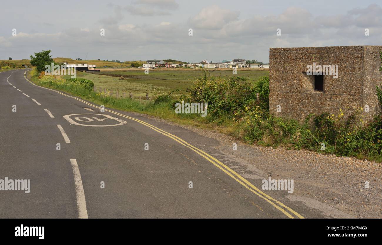 Ein alter Kriegsschauplatz im Kench auf Hayling Island, mit Hausbooten im Hintergrund. Stockfoto